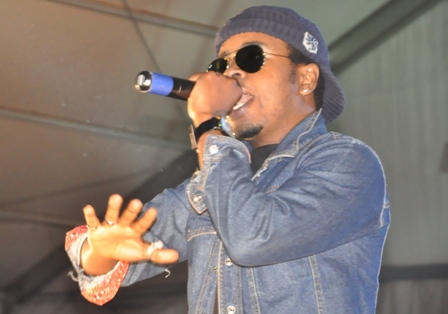 Umuraperi Jay Polly wagaragarijwe ko yishimiwe cyane; aha yaririmbaga indirimbo ye nshya yitwa "2x2"