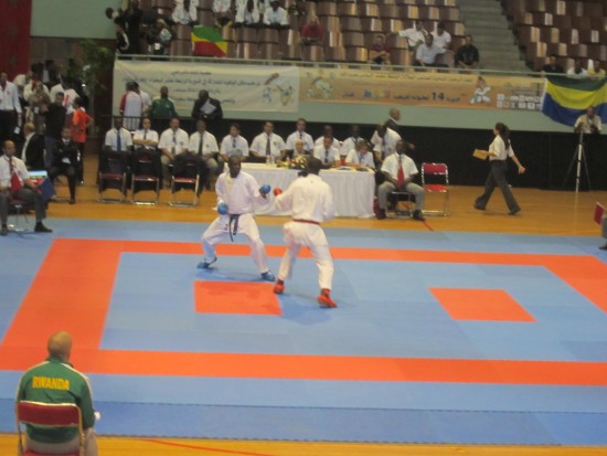 Coach ati “witinya” umunyarwanda ibara ry’umutuku