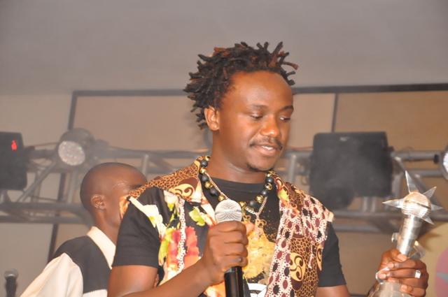 Mani Martin yishimiye igihembo yahawe
