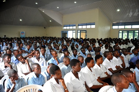 Mbere y’indirimbo, abanyeshuri bakurikiraga ubutumwa bwa Kizito Mihigo
