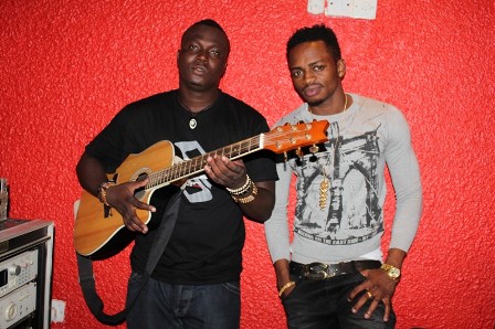 Mico Prosper (ufite gitari) ari kumwe na mugenzi we Diamond