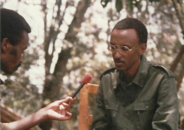 Shabakaka (ibumoso) agirana ikiganiro na Paul Kagame wayoboraga ingabo z'Inkotanyi