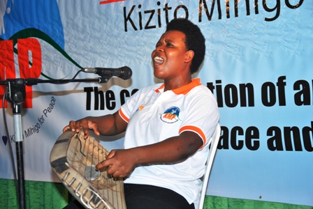 Umuhanzi Sofia Nzayisenga acuranga inanga ya kinyarwanda