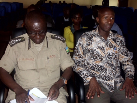 Minisitiri w'Umutekano mu gihugu Musa Fazil Harerimana n'Umuyobozi Mukuru w'urwego rw'amagereza CGP Paul Rwarakabije