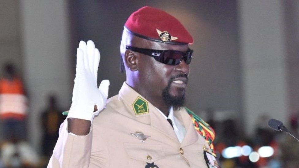 Col Mamady Doumbouya wahiritse ubutegetsi muri Guinea yarahiriye kuyobora icyo gihugu mu nzibacyuho