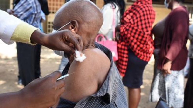 Kenya irateganya gukumira abatarikingiza Covid-19 ahatangirwa serivisi zimwe na zimwe