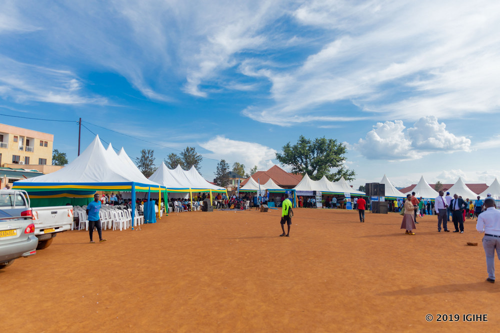 Abantu benshi bari bitabiriye iri murikabikorwa ry'abafatanyabikorwa b'Akarere ka Bugesera ryabereye mu Mujyi wa Nyamata