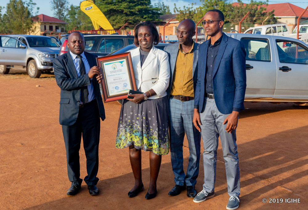 Umunyamabanga Nshingwabikorwa w'Intara y'Iburasirazuba, Habimana Kizito (ibumoso) ashimira umwe mu bafatanyabikorwa b'Akarere ka Bugesera ku ruhare yagize mu iterambere ryako