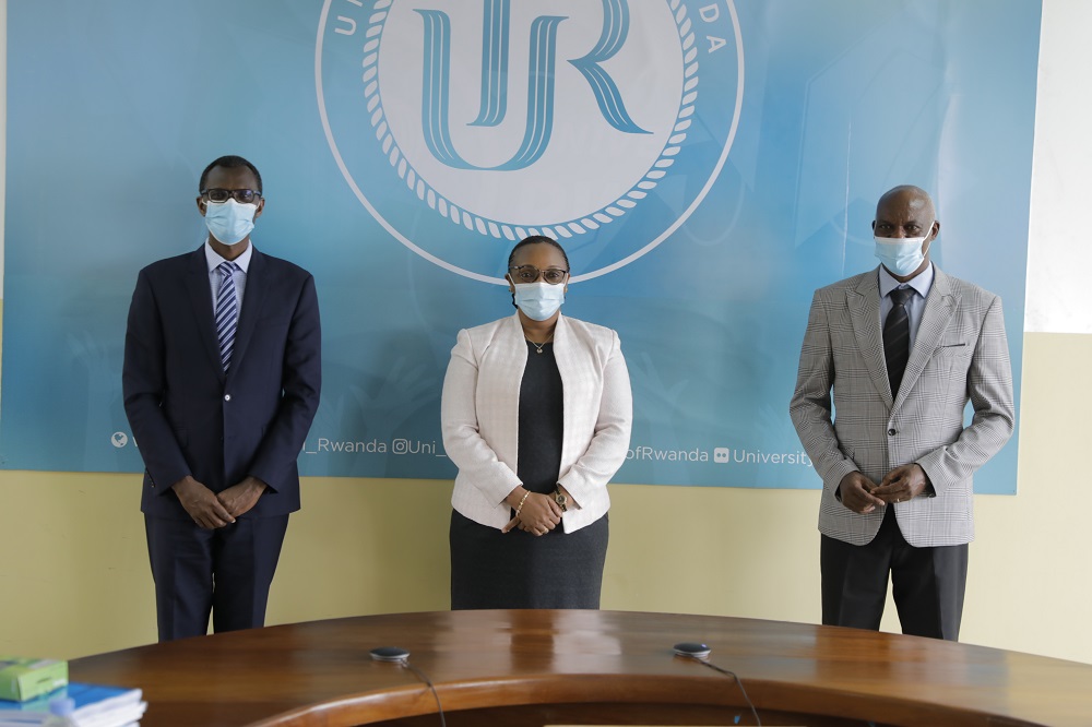 Umuhango wo guhererekanya ububasha hagati ya Dr Musafiri Papias Malimba wari umaze igihe ayobora Kaminuza y'u Rwanda by'agateganyo na Prof Alexandre Lyambabaje witabiriwe na Minisitiri w'Uburezi Dr Uwamariya Valentine