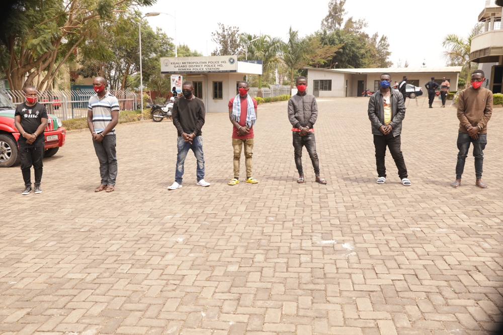 Itsinda ry'abakekwaho ubujura berekanywe na polisi