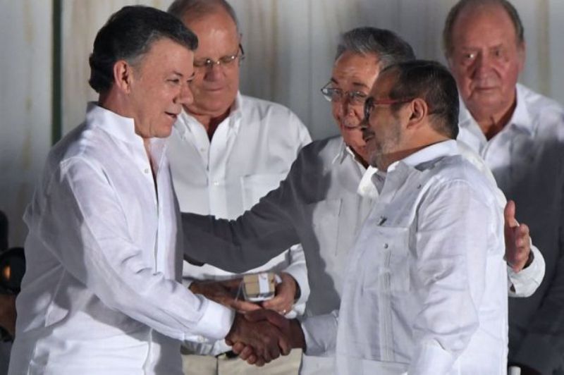 Perezida Santos (ibumoso) asuhuzanya na Timochenko uyobora Umutwe w’inyeshyamba za FARC