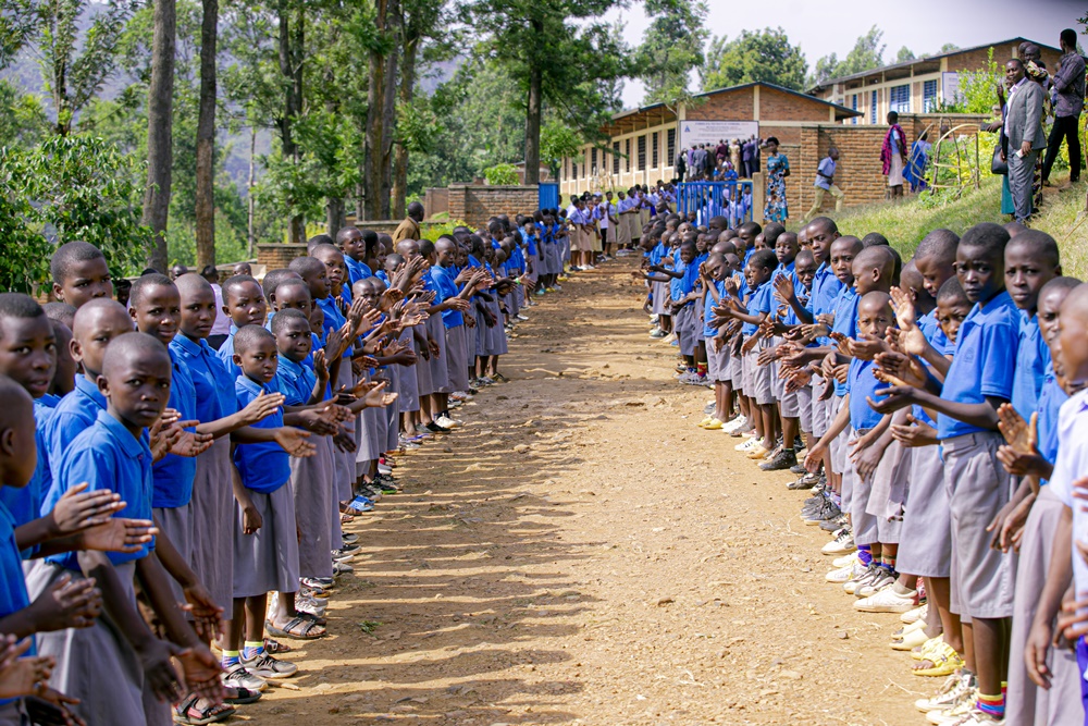 GS Nyakabwende, ishuri ryatangiye mu 1948 rimaze kuba ubukombe; rifite ibyumba by'amashuri n'abanyeshuri benshi