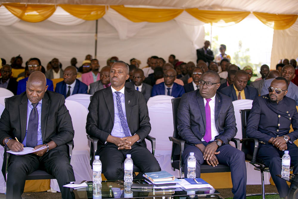 Umuyobozi Mukuru ushinzwe Igenamigambi muri Minisiteri y’Uburezi, Chistophe Nsengiyaremye (ibumoso); Umushumba Mukuru Wungirije wa ADEPR, Pasiteri Rutagarama Eugène n'Umuyobozi w'Akarere ka Rusizi, Dr Kibiriga Anicet