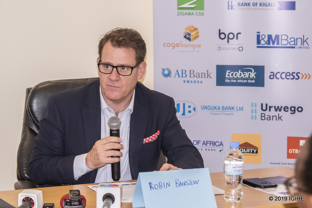 Umuyobozi Mukuru wa I&M Bank Rwanda Plc, Robin Bairstow mu kiganiro n'abanyamakuru