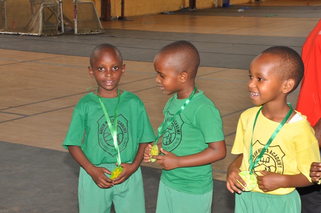 Bagahabwa imidali y'ishimwe k'ubw'ibyo bagezeho