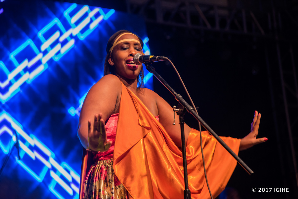 Umwe mu bakobwa baherekezaga Kayirwa mu majwi