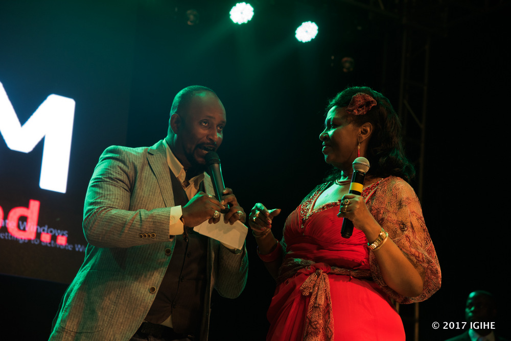 Lion Imanzi hano yashimiraga Kayirebwa waje gususurutsa igitaramo cya Rwanda Konnect Gala