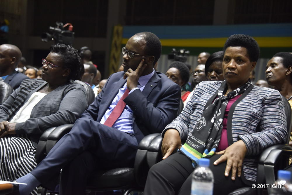 (Iburyo)Mureshyankwano Marie Rose, Guverineri w'Intara y'Amajyepfo na Fidele Ndayisaba, Umunyamabanga Nshingwabikorwa wa Komisiyo y'Ubumwe n'Ubwiyunge
