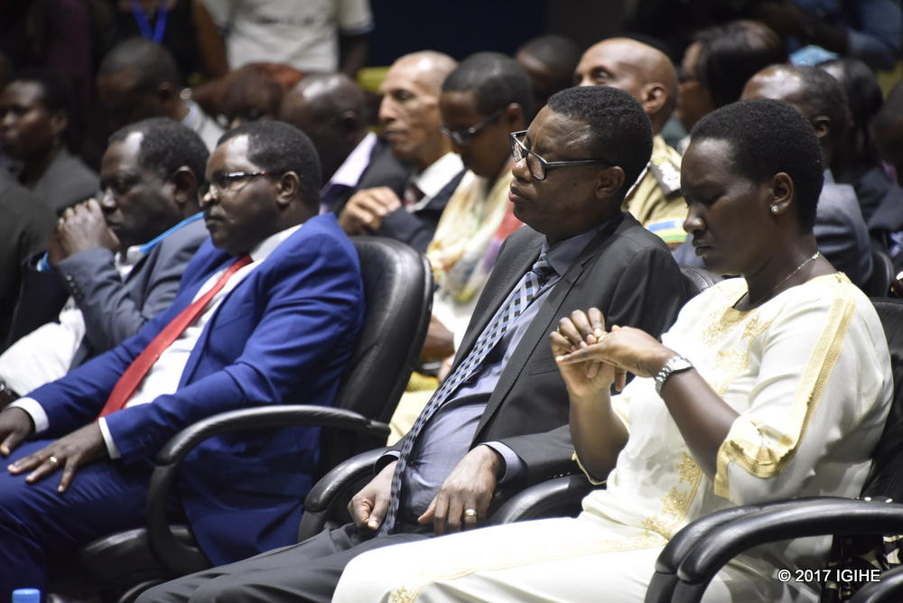 Minisitiri w'Umuco na Siporo, Uwacu Julienne , Minisitiri w'Ingabo, James Kabarebe n'Umunyamabanga wa Leta ushinzwe iterambere ry'abaturage , Vincent Munyeshyaka