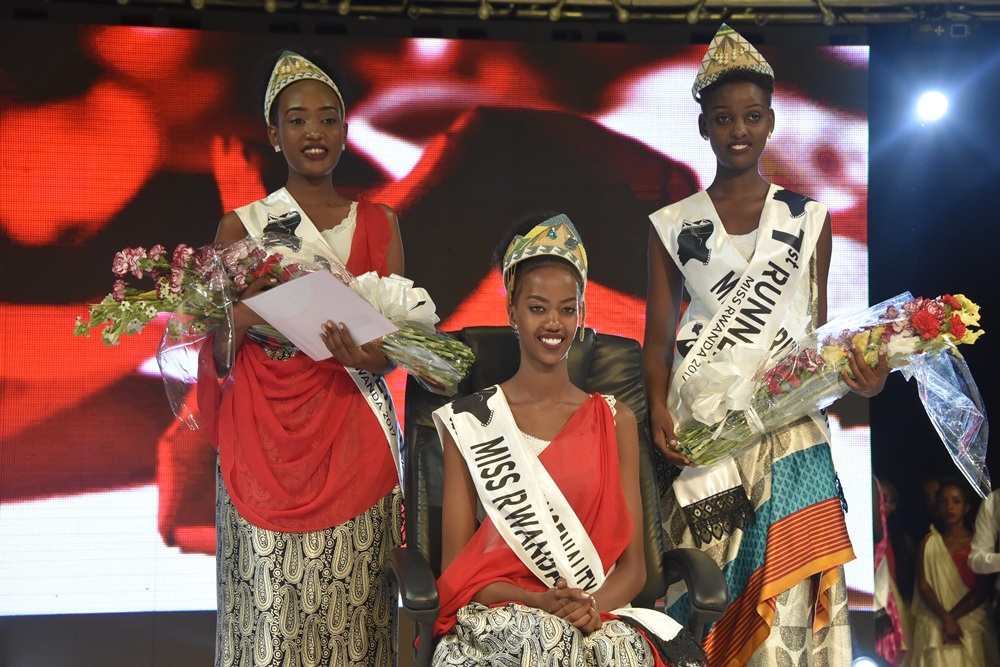 Miss Iradukunda Elsa n'ibisonga bye bibiri