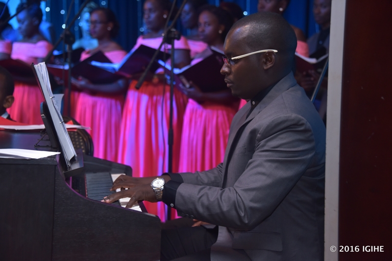 Uyu mucuranzi yitwa Richard, abirambyemo ndetse afite ubuhanga kuri piano