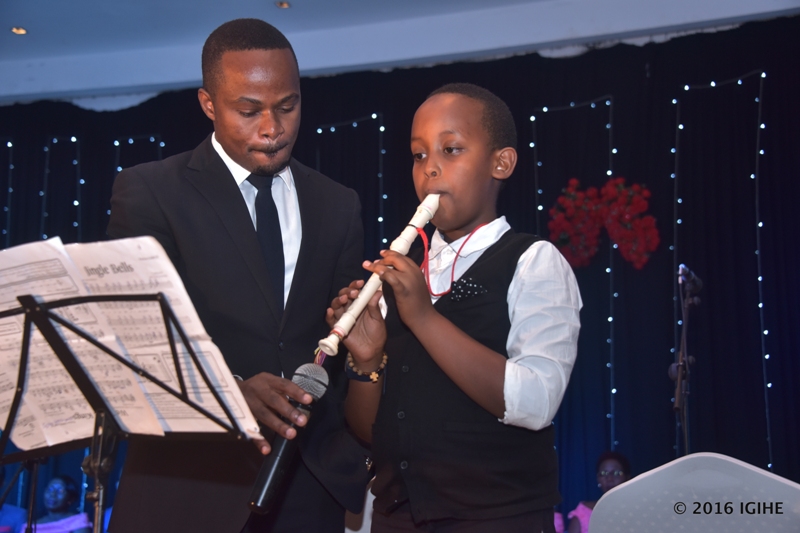 Uyu mwana yitwa Enzo, ni umuhanga mu kuvuza umwirongi