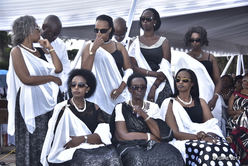 Mushiki wa Kigeli V Ndahindurwa, Mukabayojo Speciose, (wicaye hagati akikijwe n’abakobwa be)