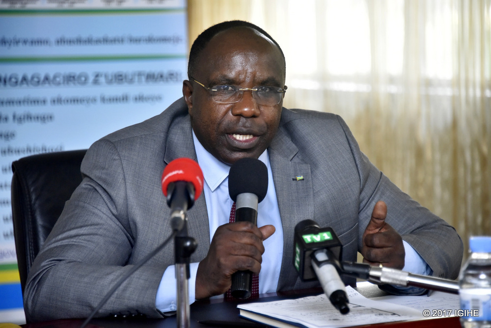 Umuyobozi mukuru w’Urwego rw’Igihugu rushinzwe Intwari, Imidari n’Impeta z’ishimwe, Dr Pierre Damien Habumuremyi mu kiganiro n'abanyamakuru