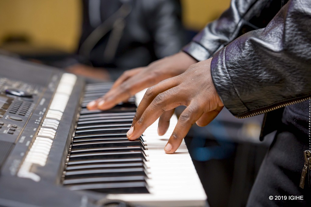 Abacuranzi ba Symphony Band bafite ubuhanga bwihariye mu gucuranga piano