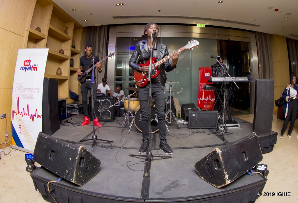 Mugengakamere Joachim ubarizwa muri Symphony Band yakuriwe ingofero mu kuririmba indirimbo ziri mu njyana Nyafurika