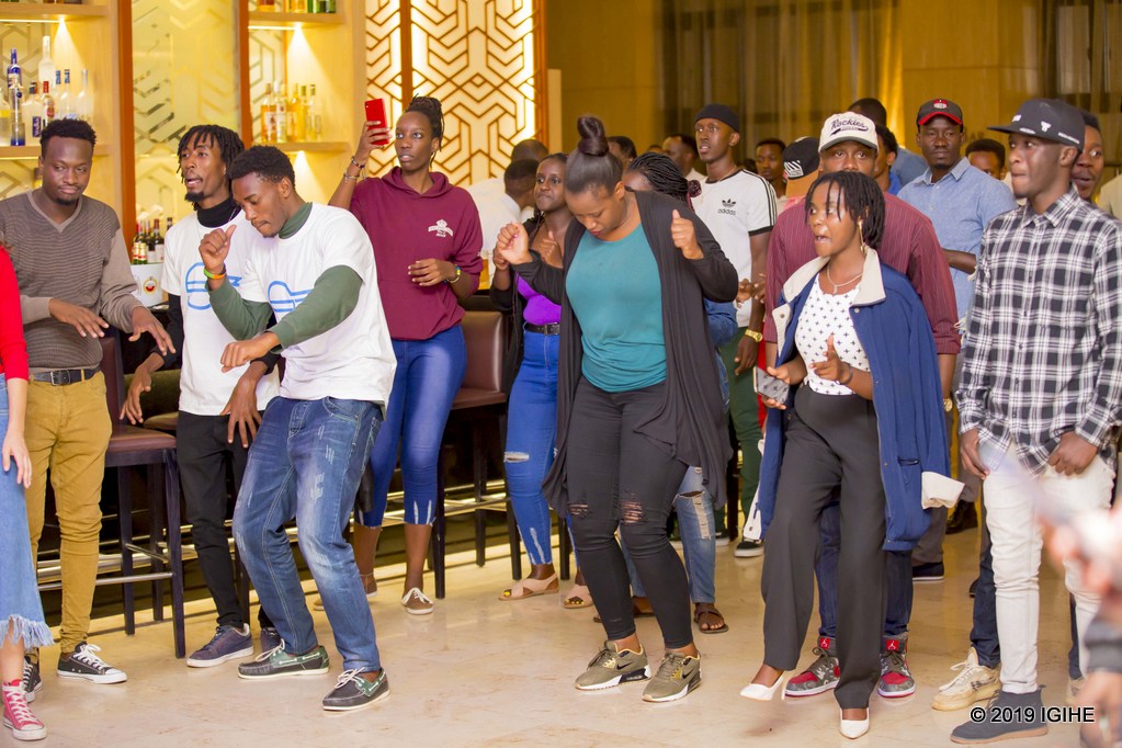 Abitabiriye umugoroba wo kuririmba banyuzagamo bagakata umuziki
