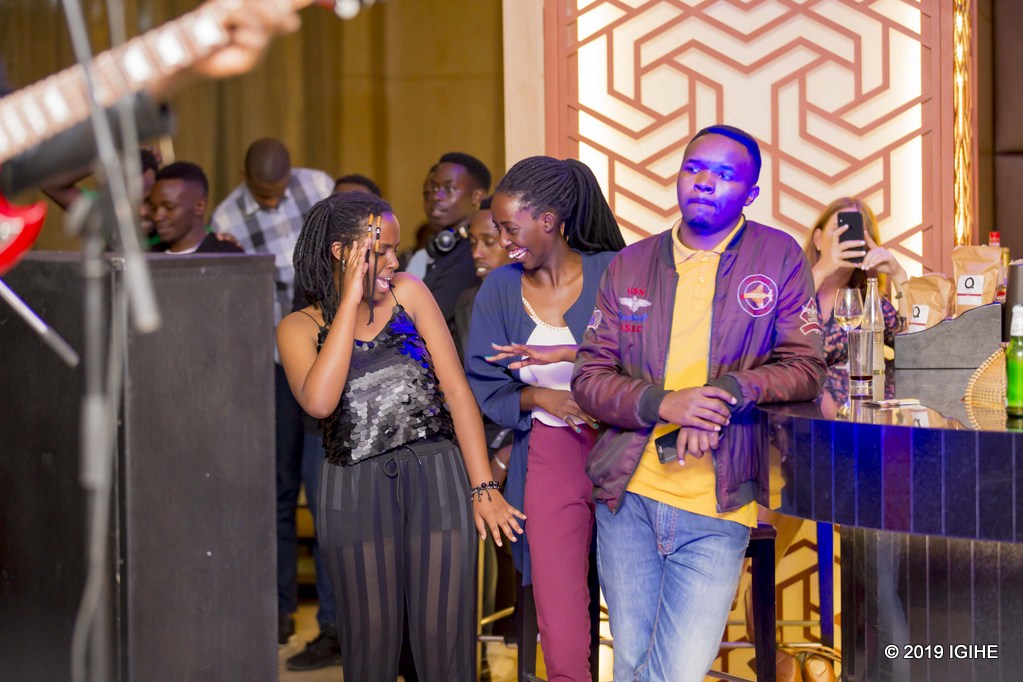 Uwayezu Ariel yanyuzagamo akajya kubyinana n'abakunzi ba Symphony Band