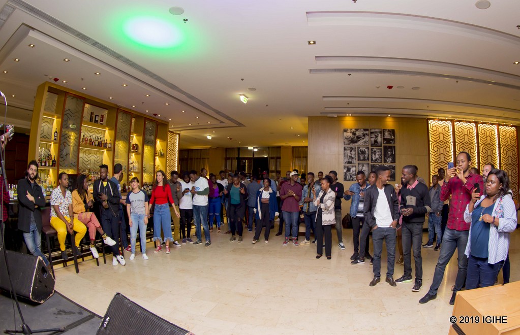 Abakunzi b'umuziki bari babukereye biteguye gushyigikira amatsinda acuranga bihebeye