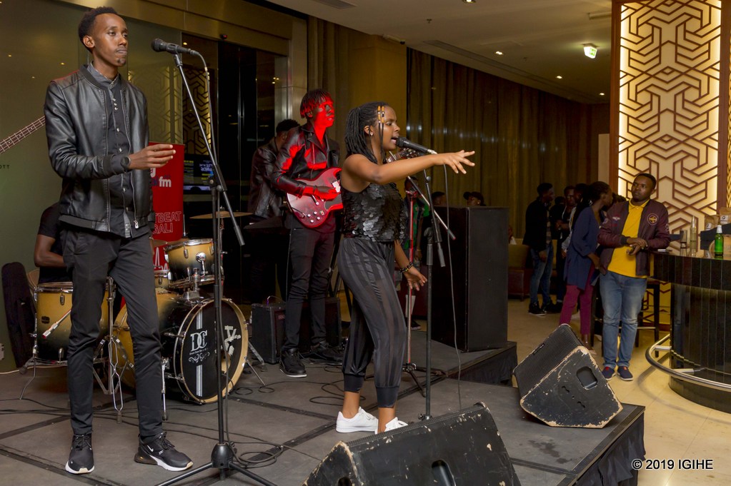 Uwayezu Ariel wasoje kwiga umuziki ku Nyundo yashimishije benshi mu ijwi ry'ubuhanga. Uyu muhanzi ubarizwa muri Symphony ni umwe mu baririmbye mu bukwe bwa Ange Kagame