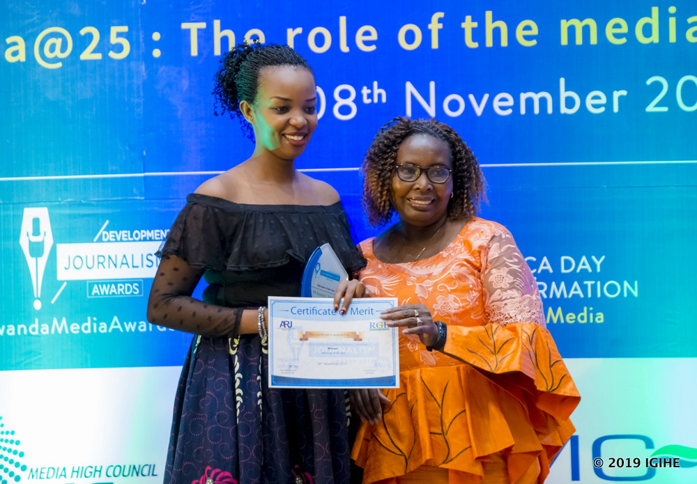 Umunyamakuru Ingabire Egidie Bibio wa RTV yakira igihembo