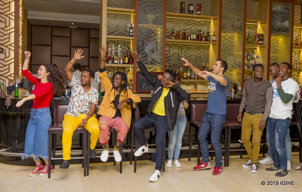 Bazamuraga amaboko mu kugaragaza ko bishimiye umuziki bagaburiwe