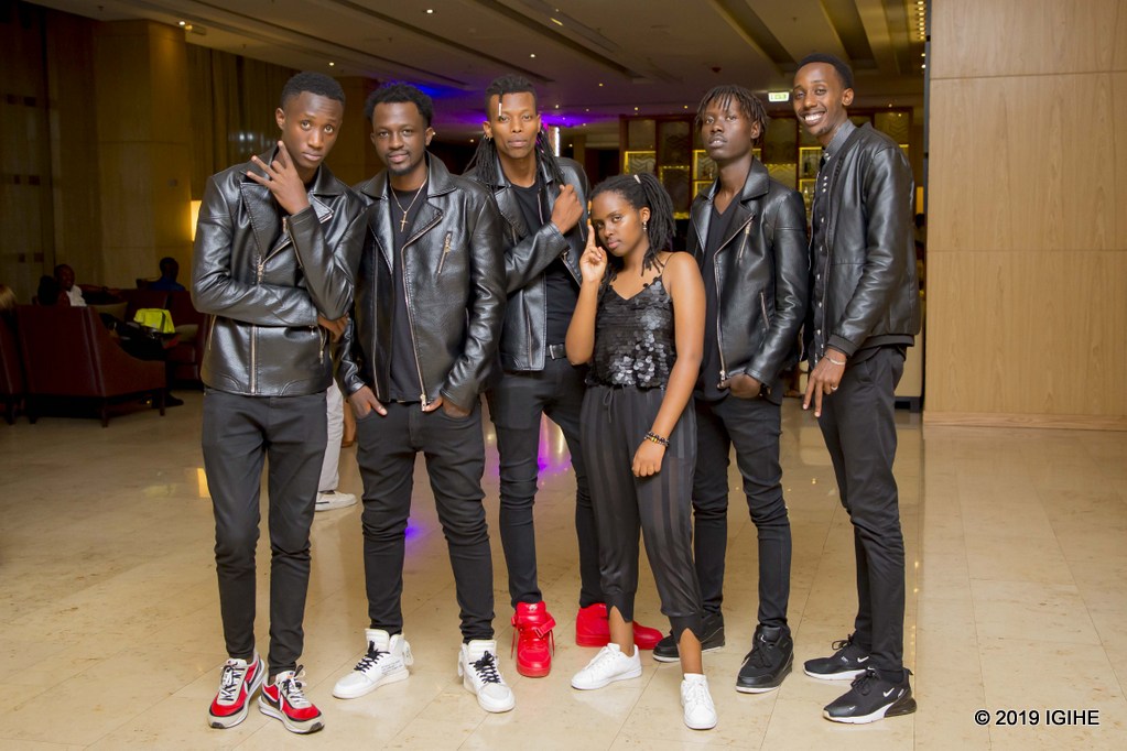 Symphony Band igizwe n'abantu batandatu barimo Irakora Fabrice (ibumoso), Niyontezeho Etienne, Mugisha Frank, Uwayezu Ariel, Mugengakamere Joachim na Cyiza Jackson