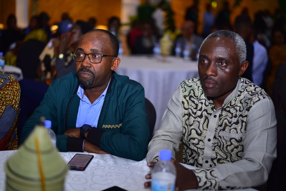 Umuyobozi wungirije w'Inteko y'Umuco, Jean Claude Uwiringiyimana (ibumoso) ari mu bitabiriye