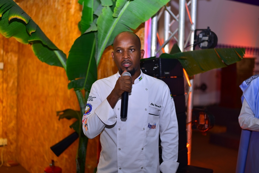 Inzobere mu guteka amafunguro ya Kinyarwanda, Ngayaboshya Emmanuel (Chef Emma) asobanura ubwoko bw'amafunguro ya Kinyarwanda yifashishijwe muri uyu muhango
