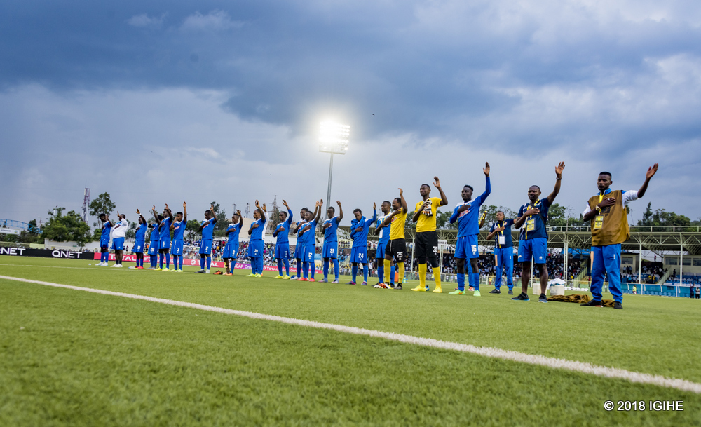 Abakinnyi bafatanyije n'abafana kuririmba indirimbo bise "Rayon dukunda" mbere y'umukino