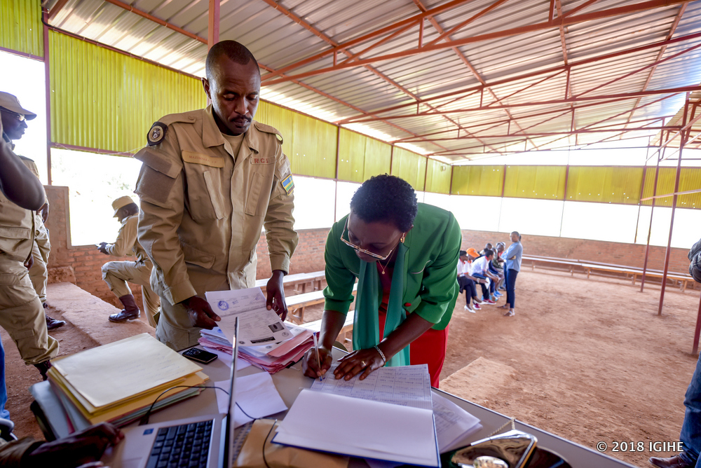 Ingabire Victoire asinya ku nyandiko mbere yo gusohoka muri gereza