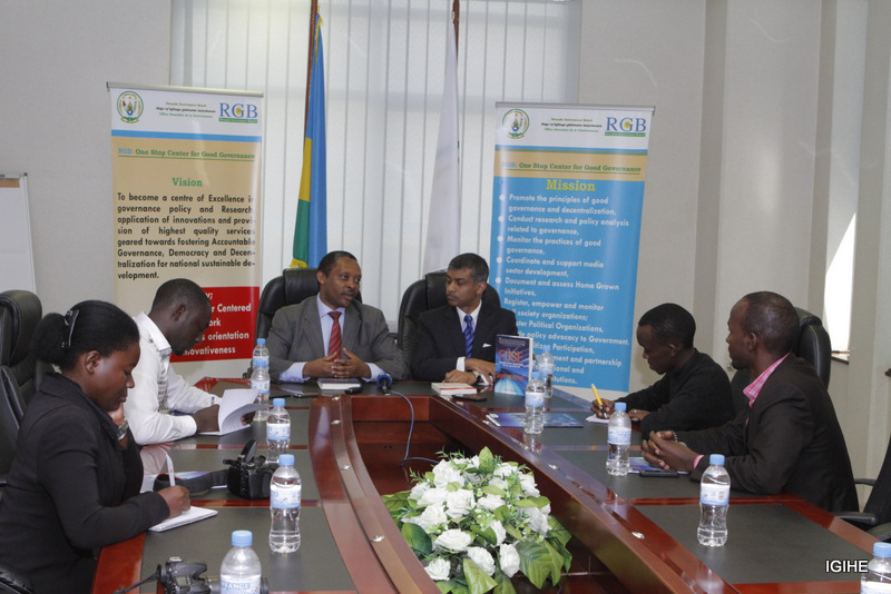 Prof Shyaka Anastase CEO wa RGB ari kumwe na Devidas Krishnadas baganira ku gitabo cya FUSE