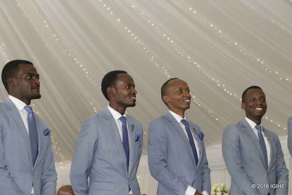 Kayumba n'abari bamuherekeje ku munsi yagiye gusaba umugeni