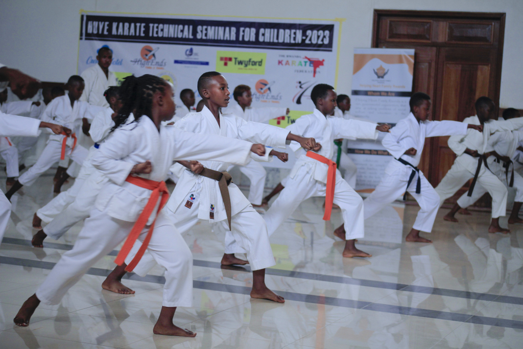 Abana bahuguwe kuri tekinike zitandukanye mu mukino wa Karate