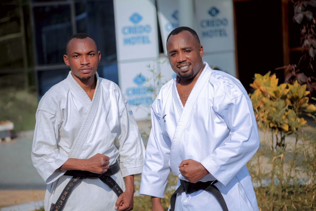 Sensei Mwizerwa Dieudonné (iburyo) uyobora Zanshin Karate Academy, yavuze ko abana bazamuye urwego ku buryo bitanga icyizere ko bazitwara neza mu marushanwa ari imbere