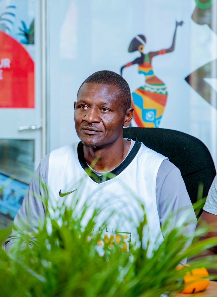 Umutoza Mukuru wa Kigali Titans, Karima Cyrill, ari mu bitabiriye isinywa ry'aya masezerano
