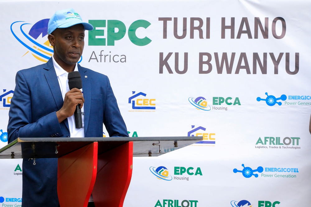 Kalisa Nicolas aganiriza abaturage muri iki gikorwa