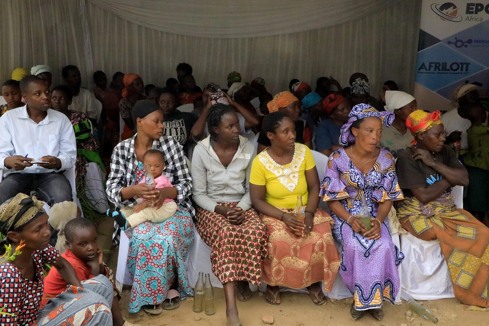 Abaturage bo mu murenge wa Nyundo bishimiye ubufasha bahawe na EPC Africa Group
