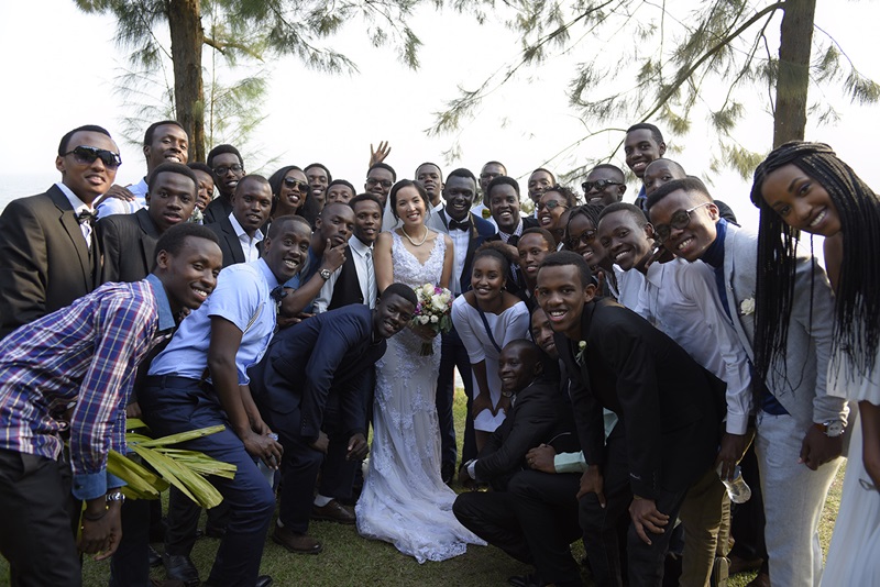 Ubukwe bwa Kavutse Olivier na Amanda bwabereye ku nkombe z'Ikiyaga cya Kivu bwitabiriwe n'abagera ku gihumbi