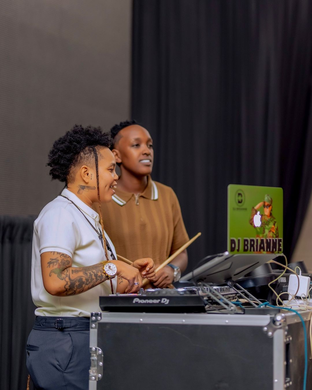 DJ Brianne yakoze impanuka ari kumwe na Keza bafatanya mu gucuranga